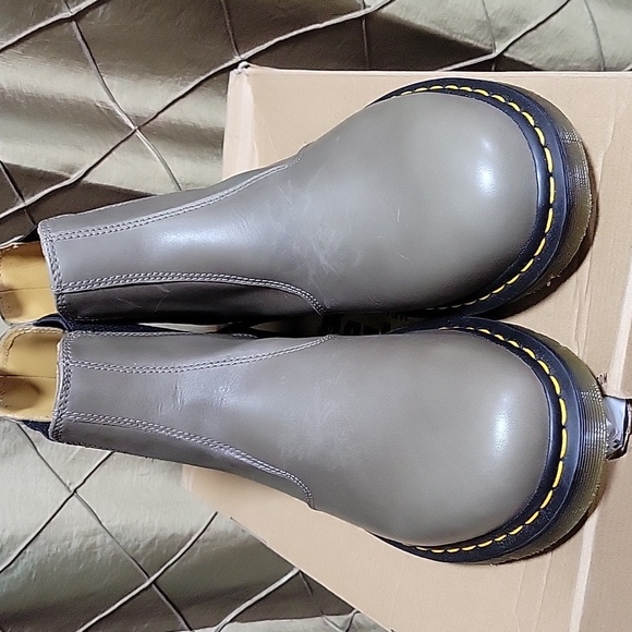 NWT- Dr. Martens ‘2976 Carrera Chelsea’ Boot in Olive main image 5